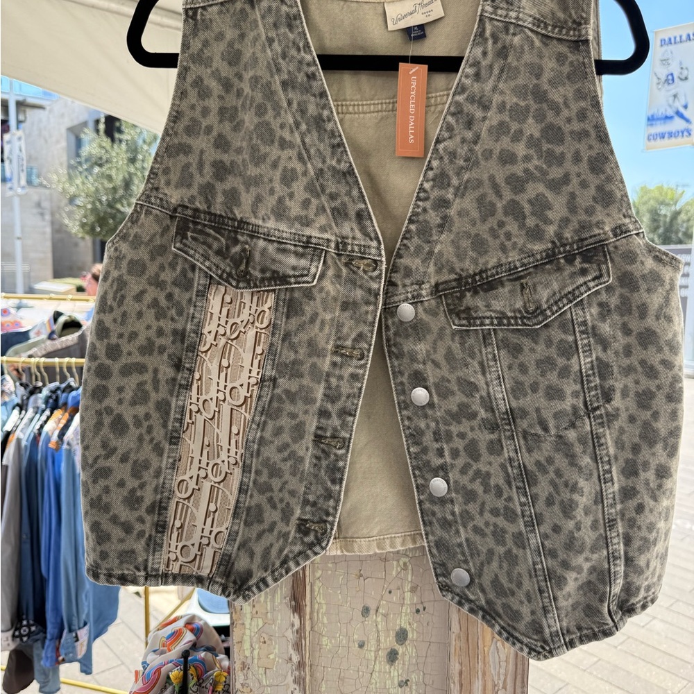 Universal Thread Gray Animal Print Vest
